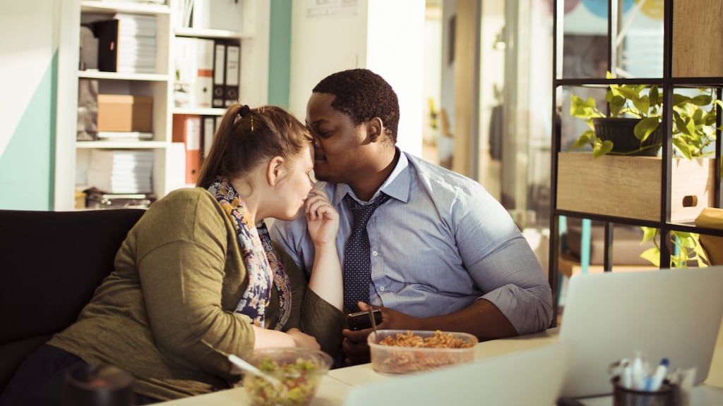 Lekker lonken naar je collega: liefde op de werkvloer