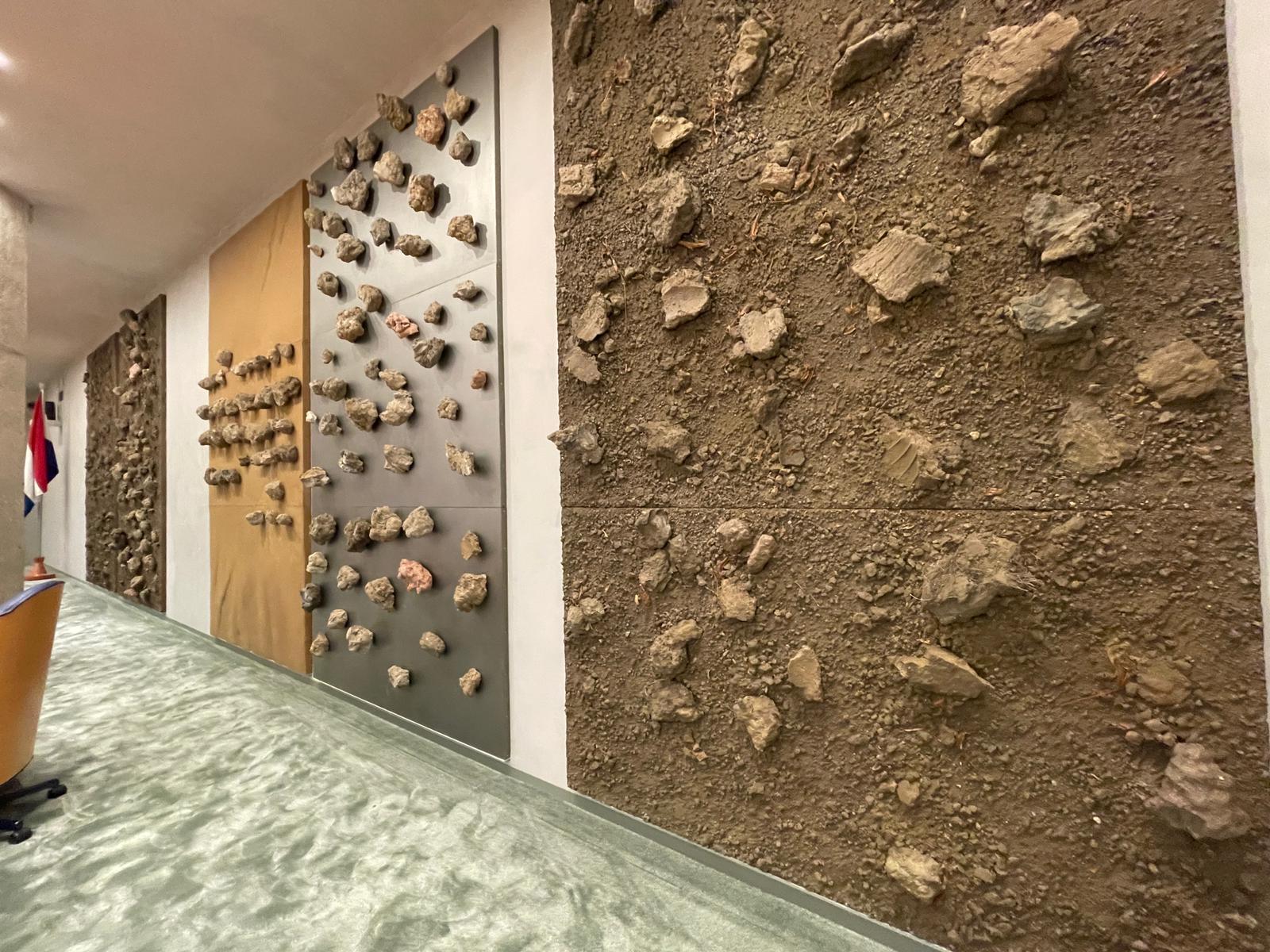 Klimmuur? Kunst in tijdelijke Tweede Kamer maakt tongen los