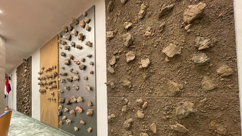 Klimmuur? Kunst in tijdelijke Tweede Kamer maakt tongen los