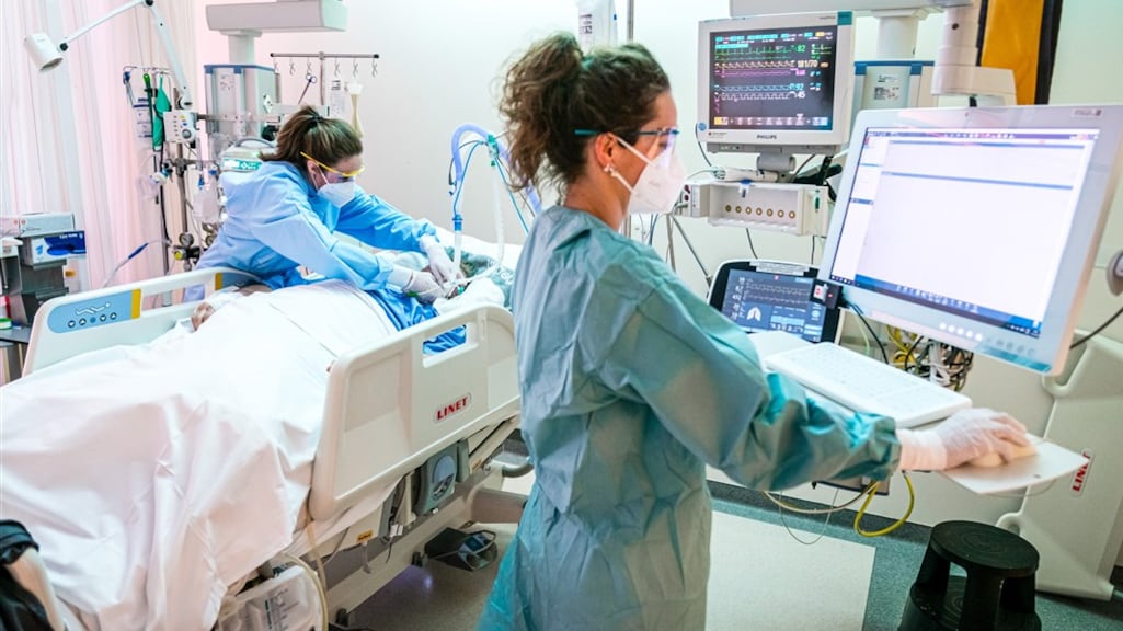 'Helft coronapatiënten in ziekenhuis houdt jaar na opname klachten'