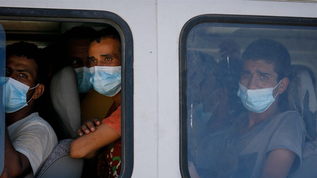 De migranten werden weggevoerd in politiebusjes.