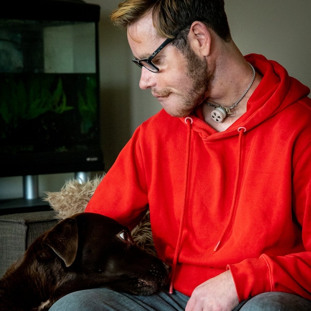 Erwin met zijn hond Gaia.