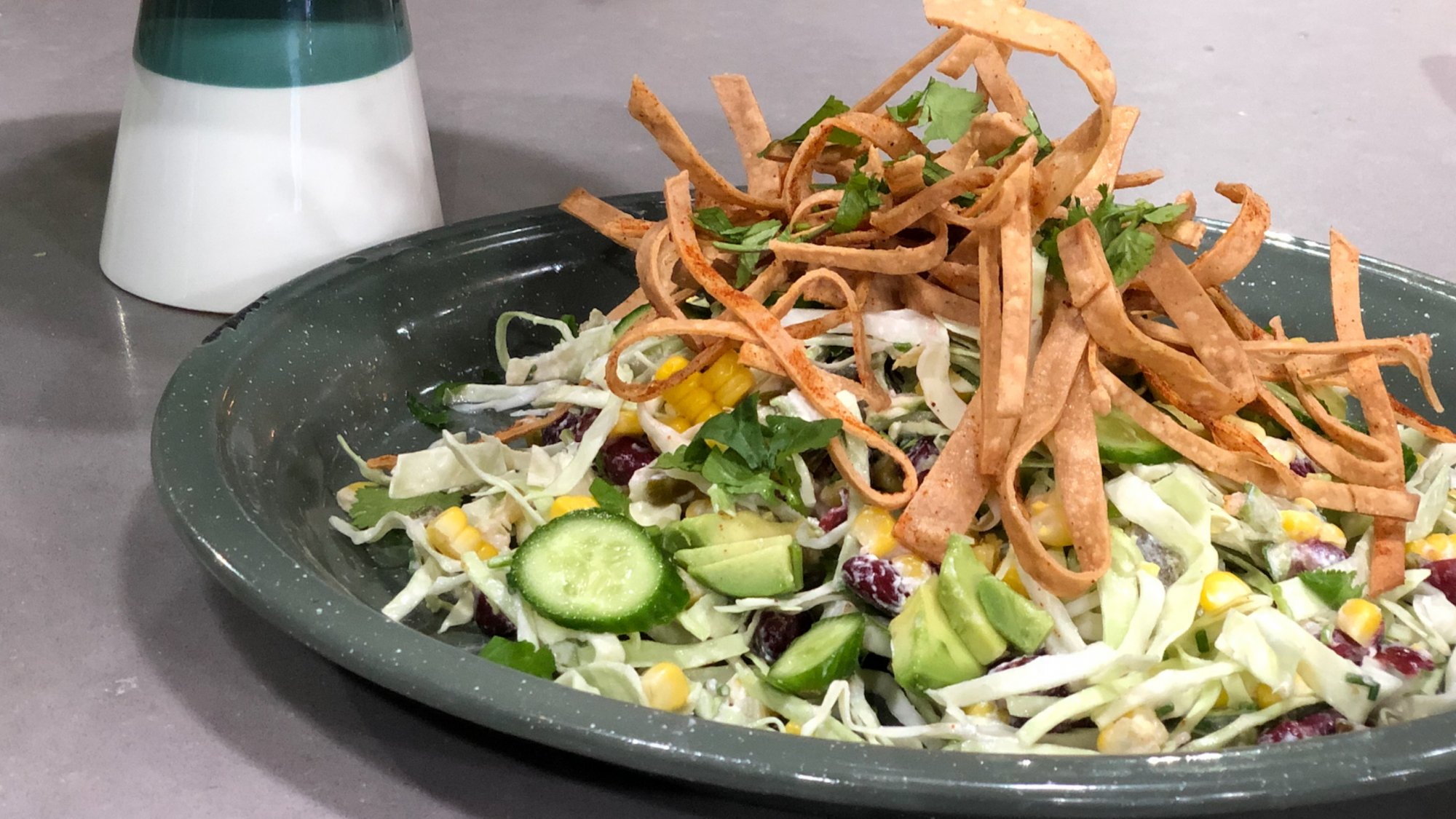 Mexicaanse salade met zelfgemaakte tortilla chips