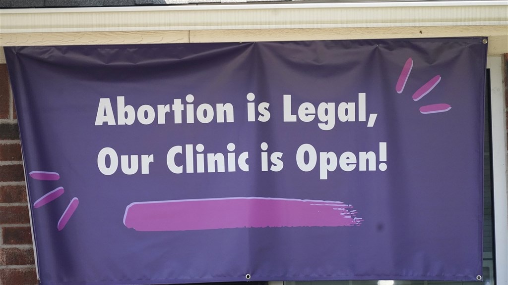 "Abortus is legaal. Onze kliniek is open." Deze kliniek in Fort Worth (Texas) is het duidelijk niet eens met de nieuwe anti-abortuswet.