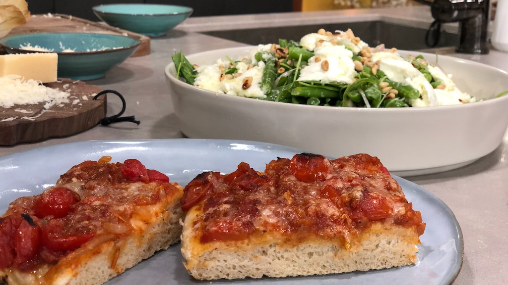 Een heerlijke Siciliaanse pizza met een frisse salade