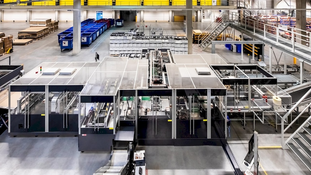 De inpakmachine is een behoorlijk gevaarte.