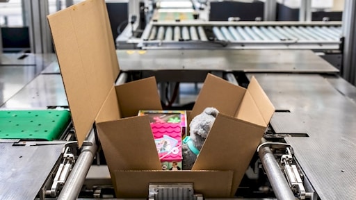 Nieuwe machine Bol.com pakt pakketjes (eindelijk) op maat in