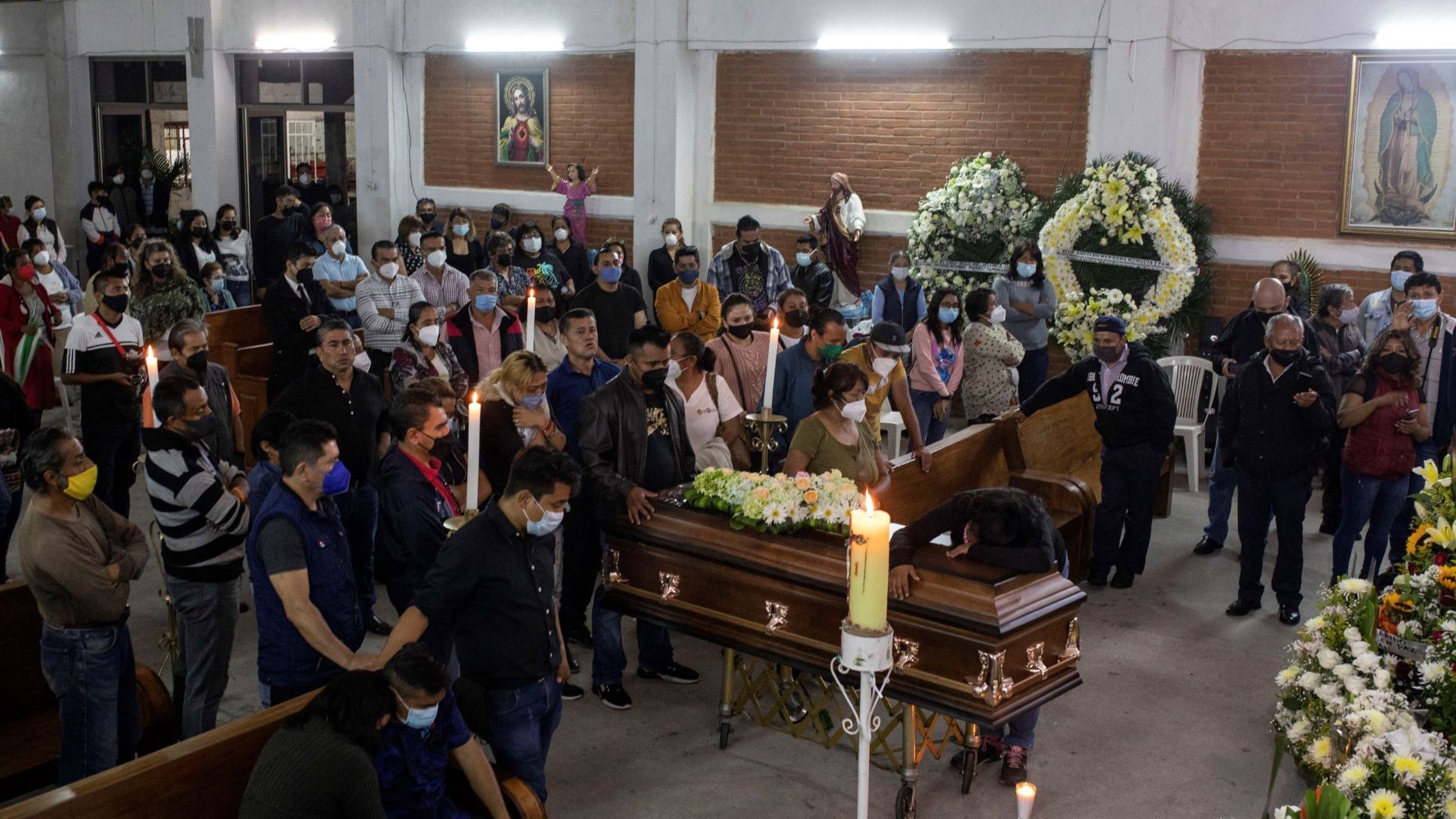 Familie, vrienden, en collega's bij de kist van de in augustus vermoorde journalist Jacinto Romero Flores.