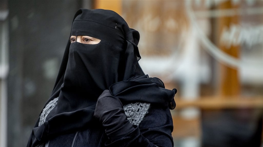 In het openbaar vervoer, ziekenhuizen, scholen en overheidsgebouwen is het dragen van een boerka of nikab nu verboden.