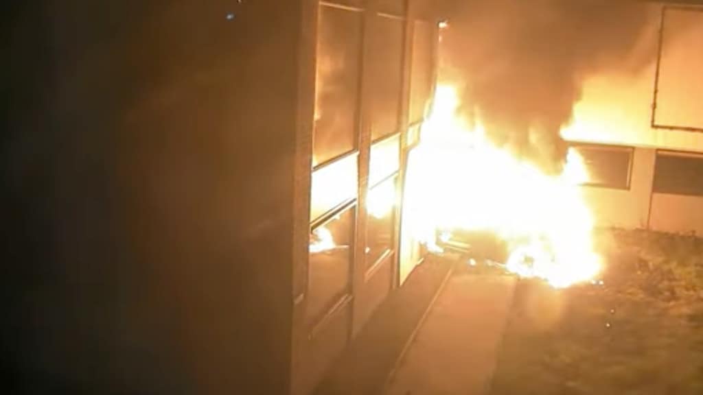 Politie toont beelden van branden, explosies en beschieting na 'vergisontvoering'