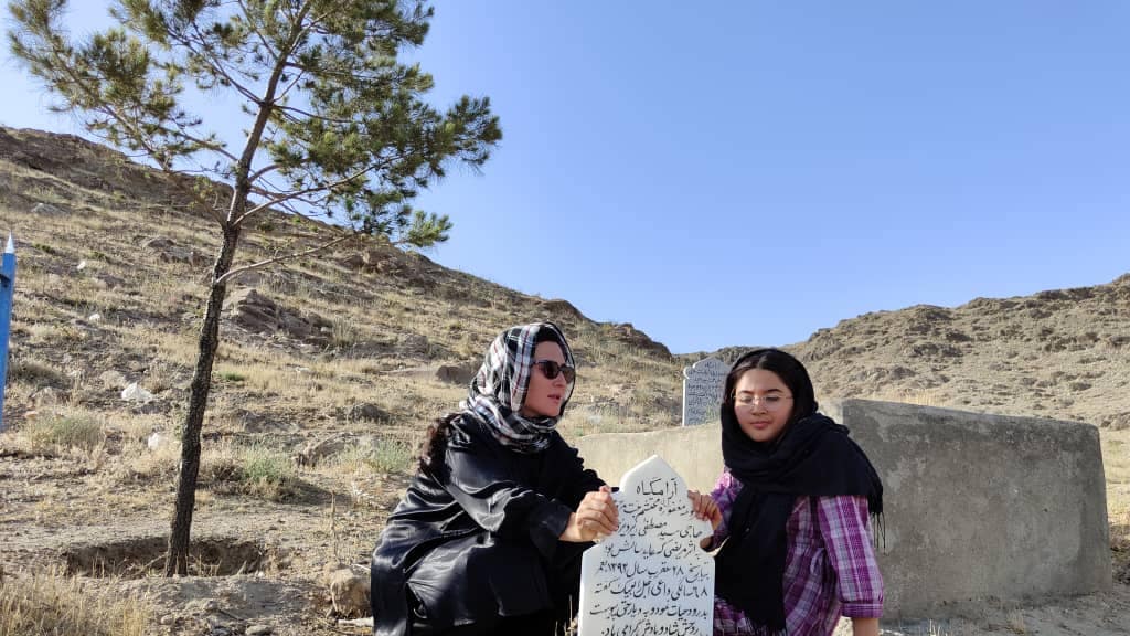 Eline bij het graf van haar oma.