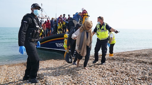 Verenigd Koninkrijk vliegt vluchtelingen naar Rwanda om aanvraag af te wachten