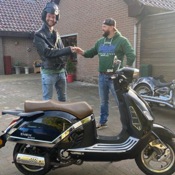 Max ruilt een iPhone voor een motorscooter