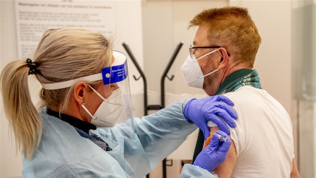 Kabinet neemt advies voor boosterprik over: derde vaccinatie vanaf december