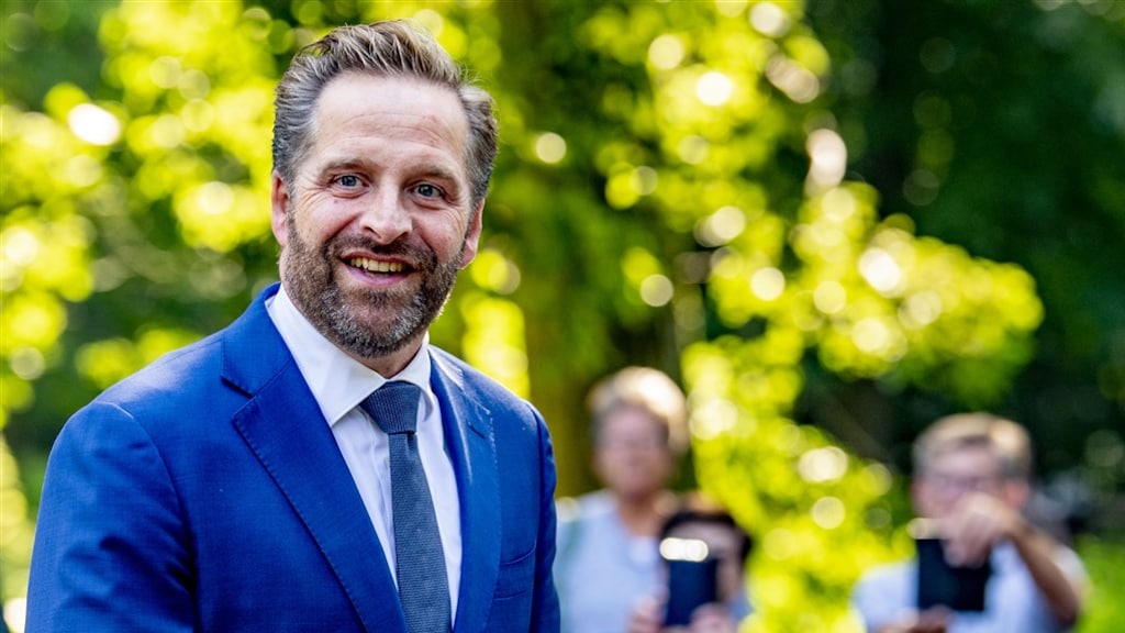 Hugo de Jonge en gezin verwelkomen kwispelend familielid