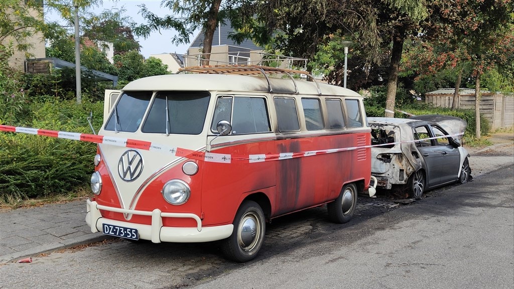 Opeens staan er 20 auto's in lichterlaaie in Ede: 'Dit is echt extreem'