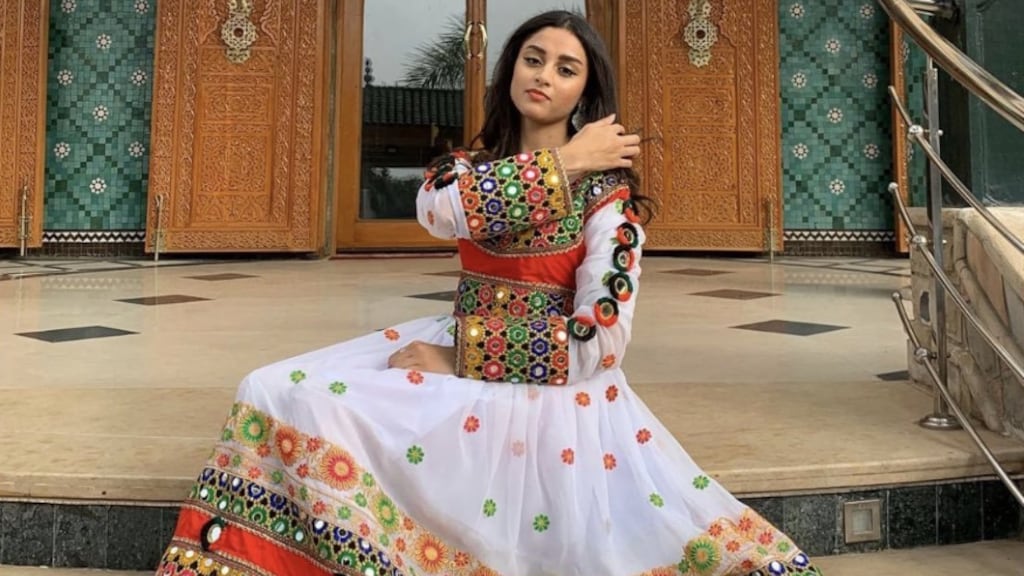 Afghaanse vrouwen delen massaal foto's in kleurrijke kleding: 'Boerka is niet onze cultuur'