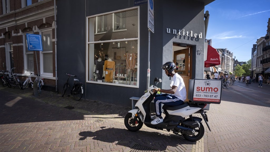 Kelner die tijdens lockdown geen maaltijden wilde bezorgen, kan fluiten naar loon