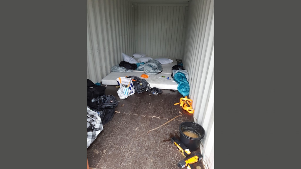 In een 'hotelcontainer' houden de uithalers het dagen uit, met een emmer om hun behoefte in te doen.