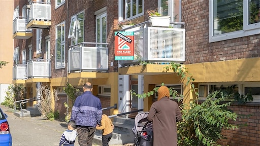 Druk op woningmarkt neemt iets af, maar prijzen nog torenhoog