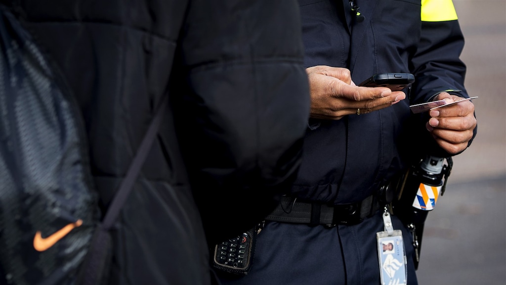 'Stop die rotkop in een tosti-ijzer': appjes ontslagen agenten Limburg openbaar