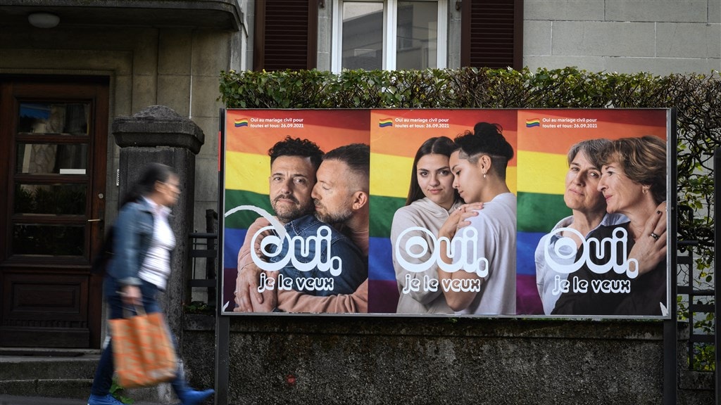 Campagneposters van voorstanders van het homohuwelijk in de Zwitserse stad Lausanne.