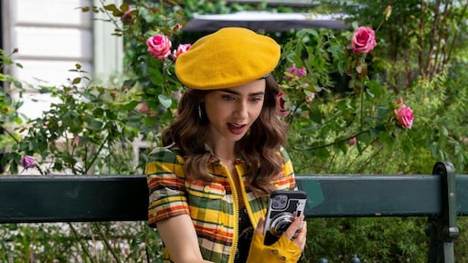 Wacht je op een nieuw seizoen Emily in Paris? Er is nu ook een boek