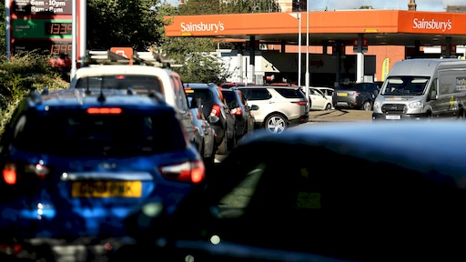 Lange rijen bij Britse tankstations door benzinetekort