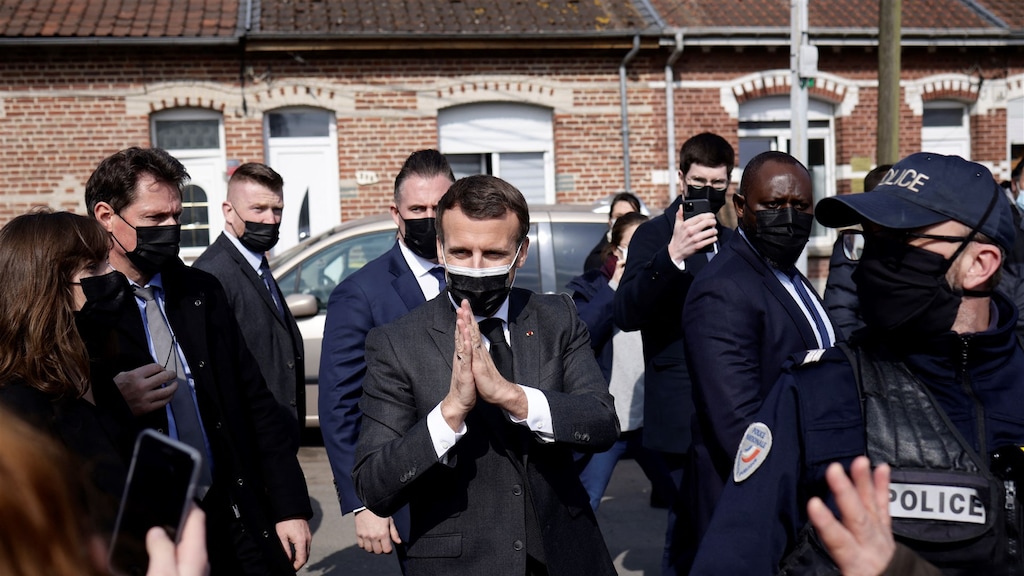President Emmanuel Macron wordt doorgaans beveiligd door een flink aantal beveiligers.