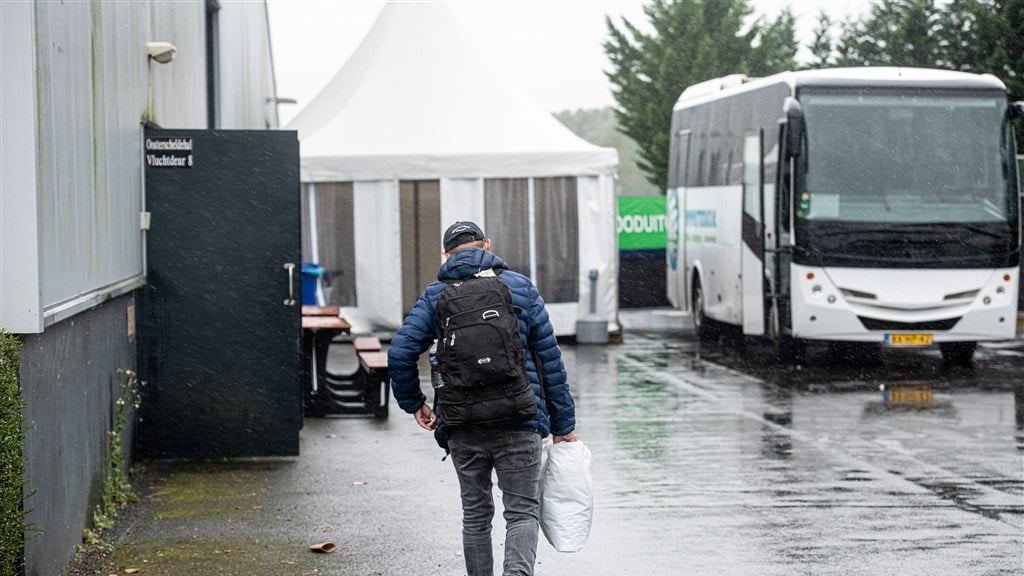 De eerste bussen met vluchtelingen komen aan bij de noodopvanglocatie.