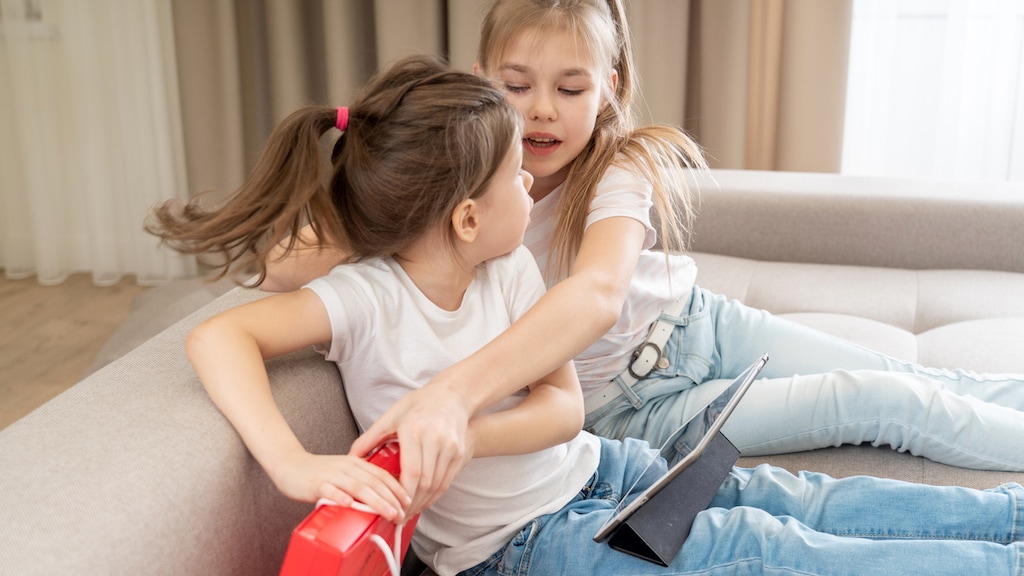 De opvoedkwestie: 'Oudere zus is heel erg jaloers op haar zusje'