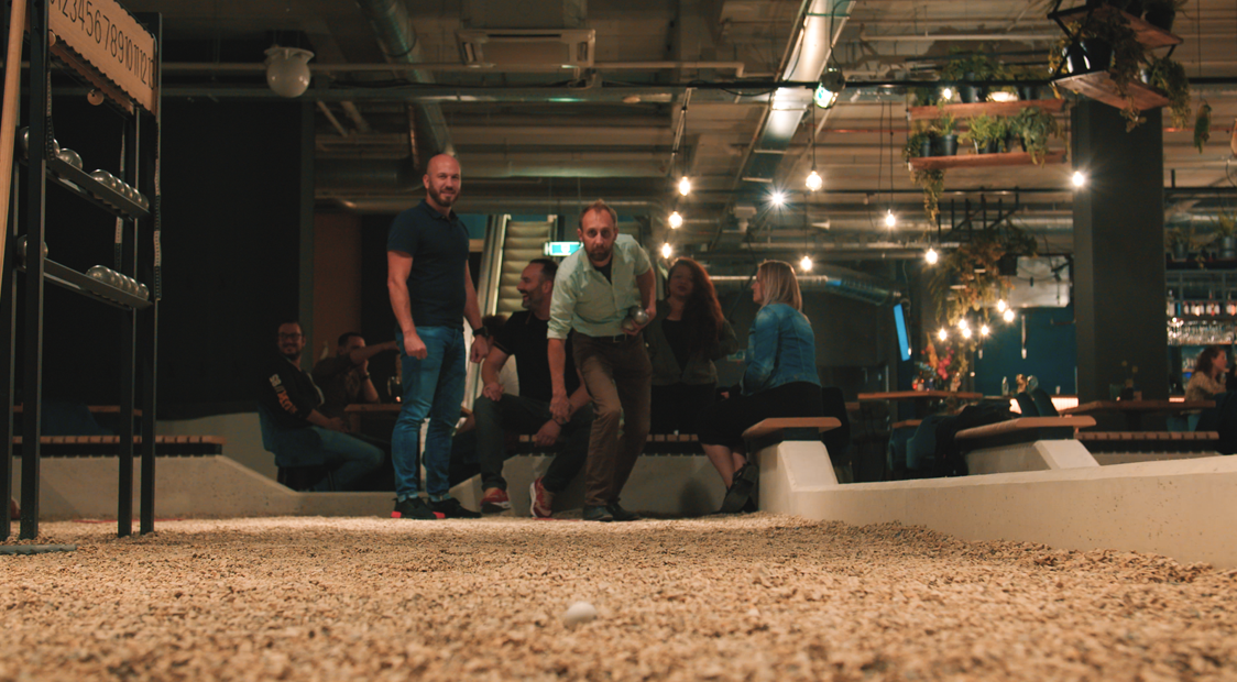 Een indoor Jeu de Boules-baan.