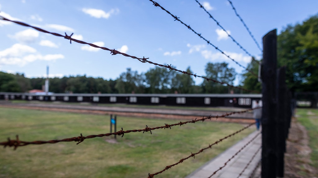 Op de achtergrond barakken in voormalig concentratiekamp Stutthof