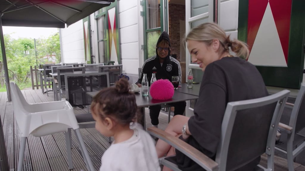 Zwangere Demi de Boer over band met tweejarig dochtertje Ronnie Flex