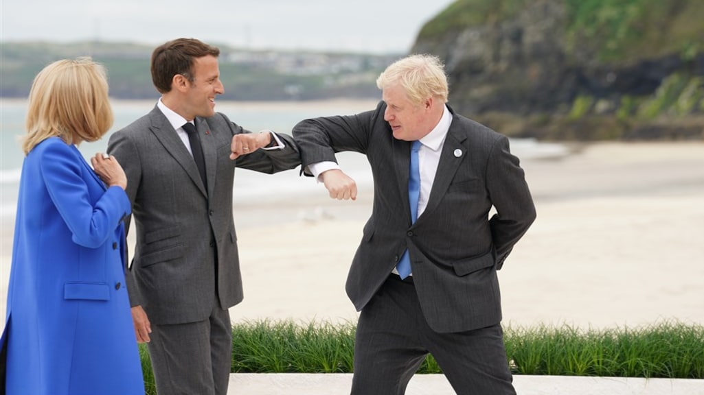 De Franse president Macron (links) groet de Britse premier Boris Johnson met de elleboog.