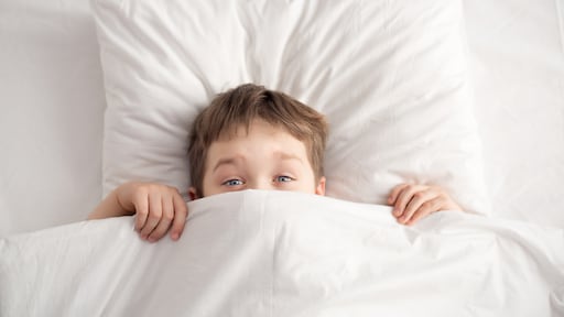 De opvoedkwestie: 'Mijn zoontje (8) wil niet logeren'