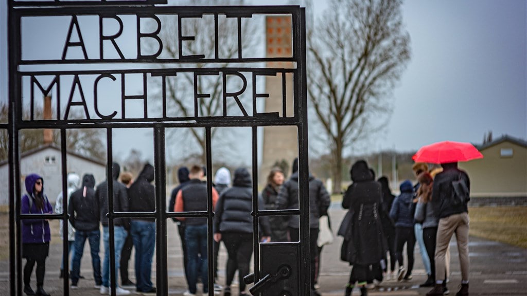 In 1961 werd Sachsenhausen, waar tienduizenden mensen omkwamen, ingericht als museum en monument.