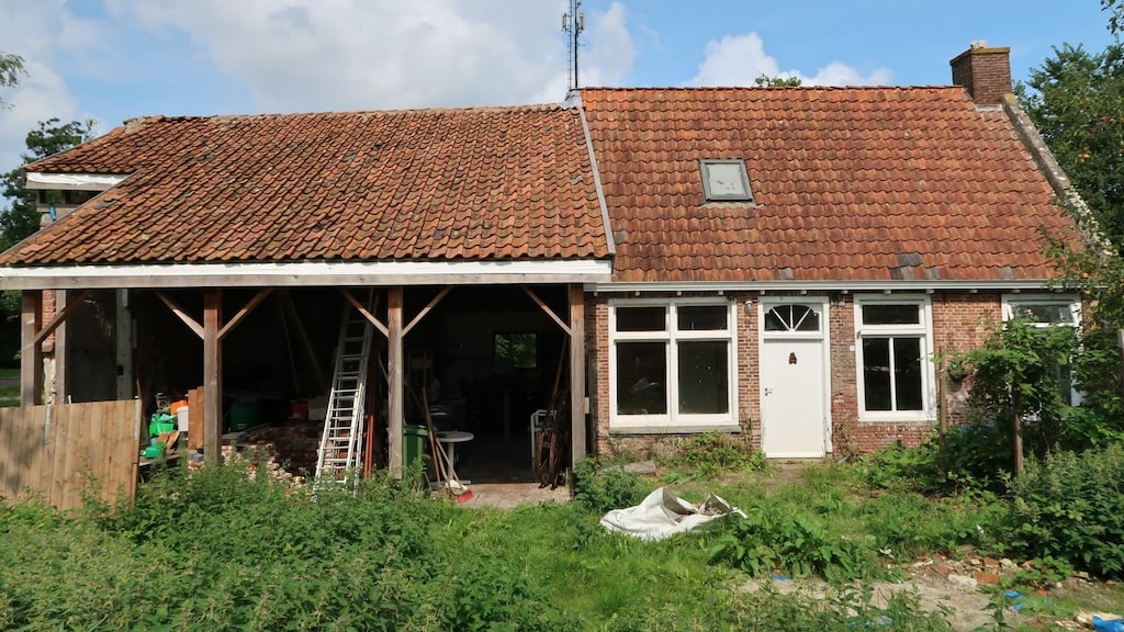 Vooraanzicht van de woonboerderij