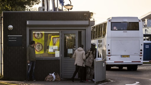 Asielzoekers slapen weer op veldbedden en stoelen in Ter Apel, nog hele maand krapte