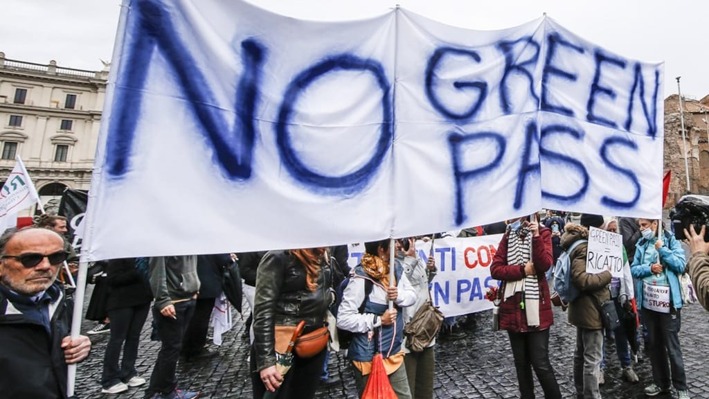 Duizenden demonstranten gingen in Rome de straat op om te protesteren tegen de coronapas.