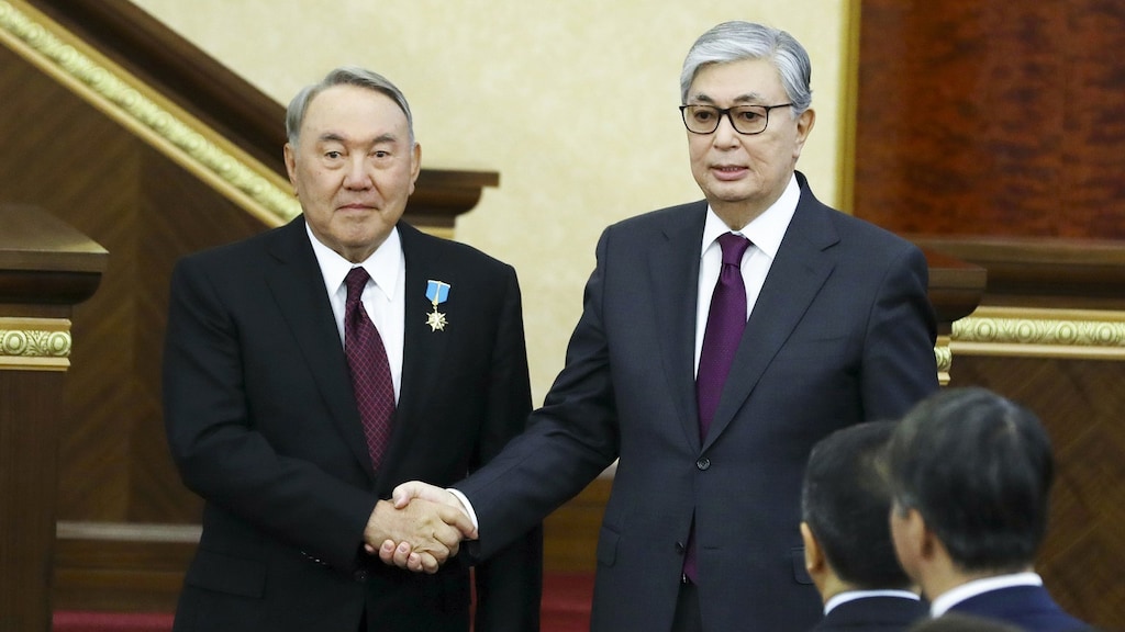 Nazarbajev (rechts) met zijn opvolger Tokajev.