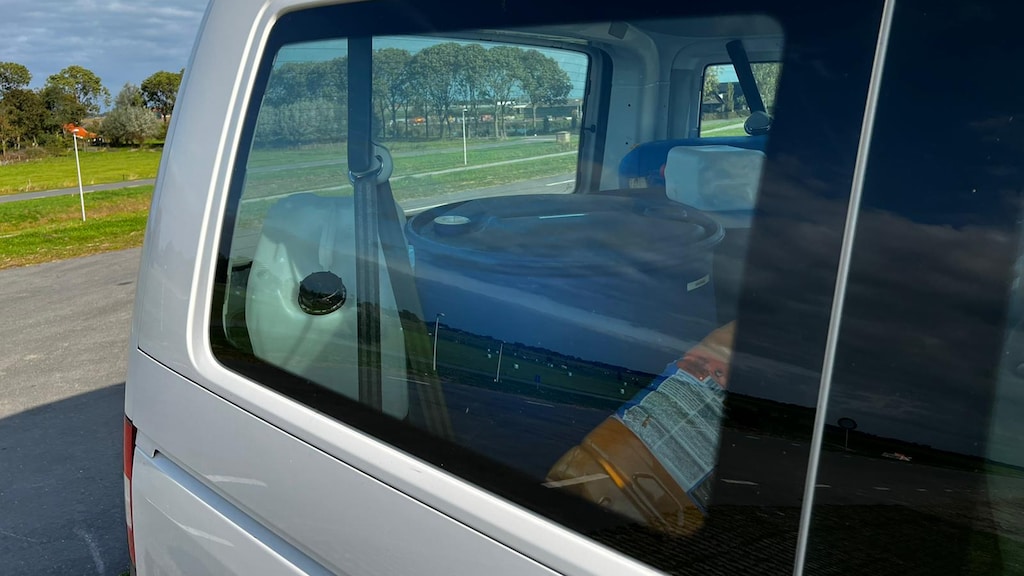 In de bus liggen vaten