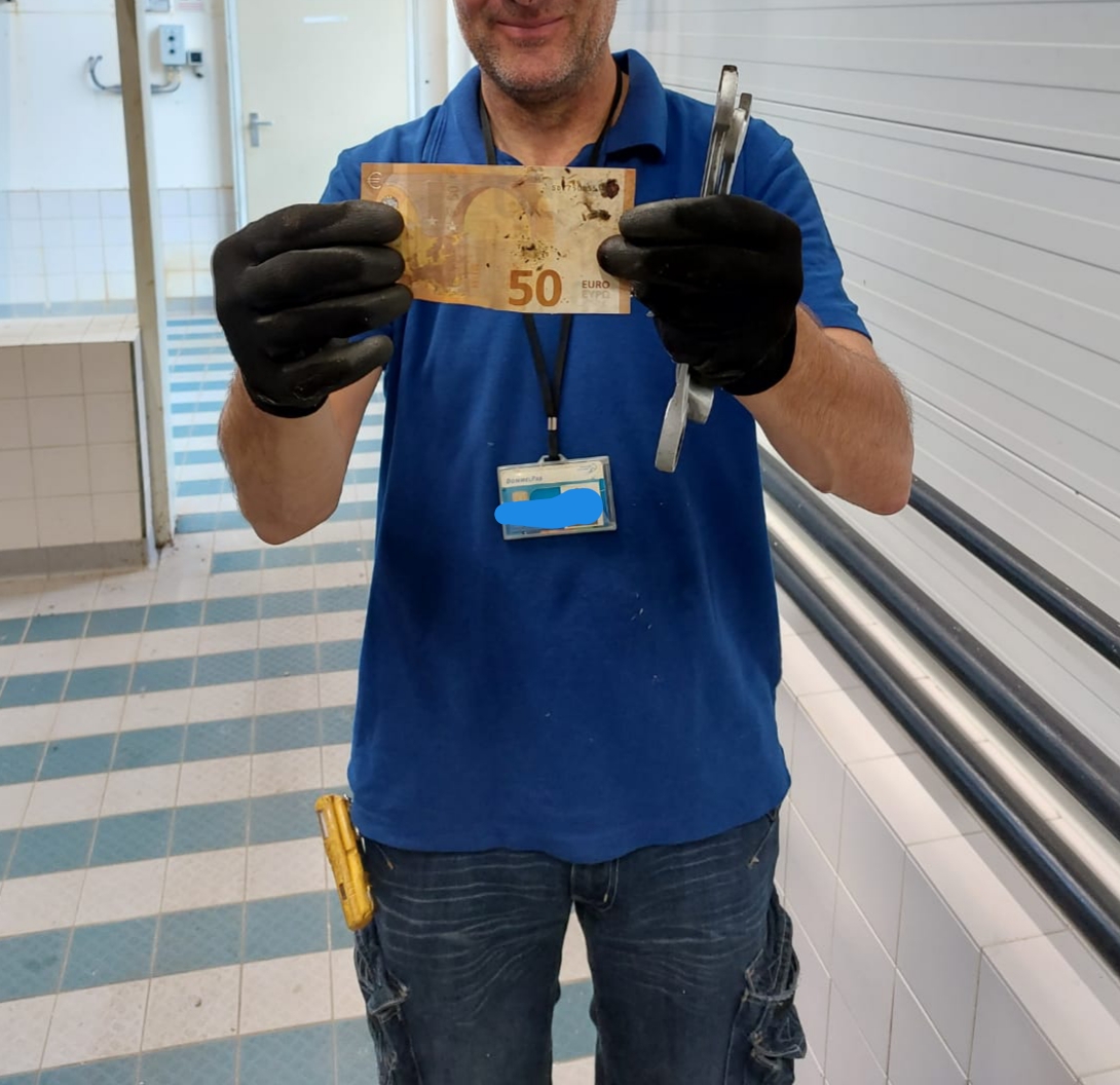 Briefje van vijftig overleeft tocht door riool: 'Kan zelfs wasbeurt van 90 graden aan'