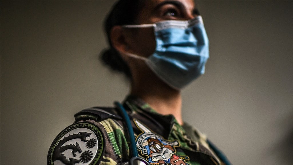 Militaire arts met een anti-corona badge