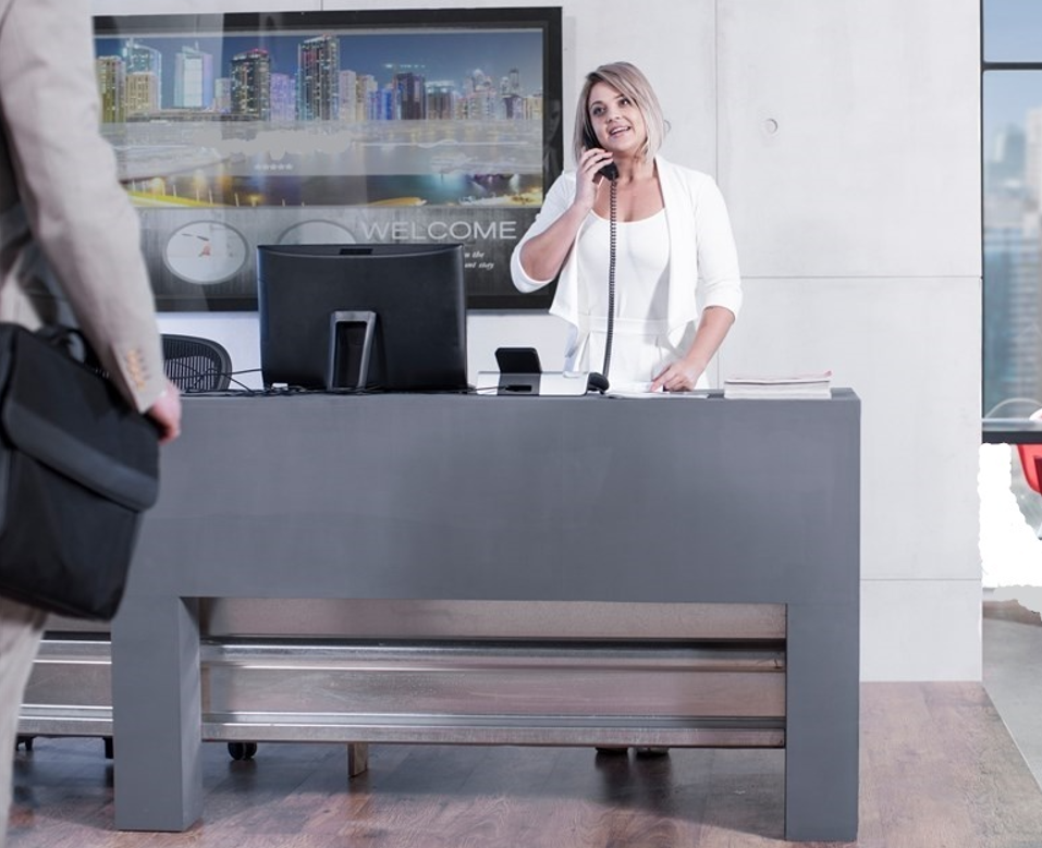 Vlak voor pensioen ontslagen wegens kussen receptioniste