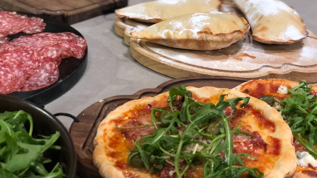 Heerlijke pizza met venkelsalami en mini calzones