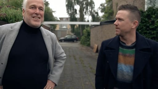 Wouter de Vries haalt herinneringen op aan broer Peter R. bij ouderlijk huis
