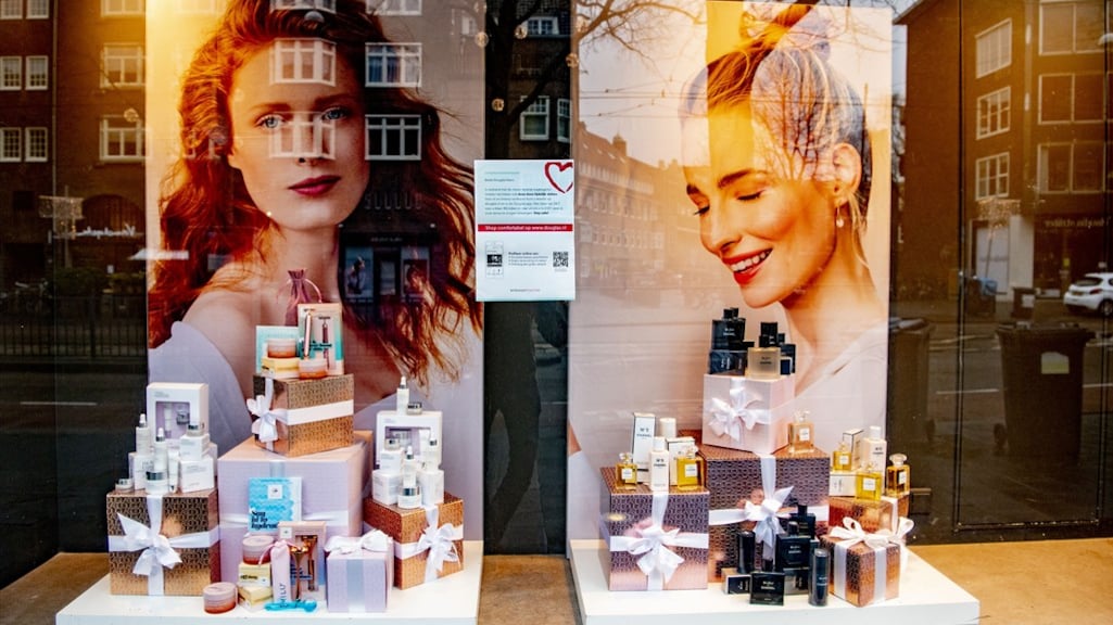 Winkelmedewerkster verliest baan na meenemen geurtesters en plastic tasje