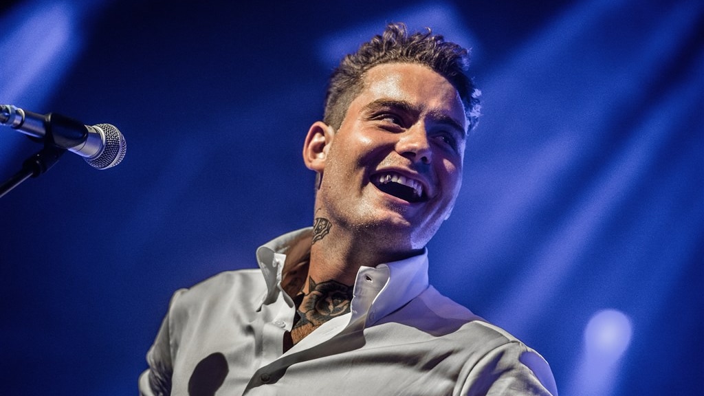 Douwe Bob weer in Nederland na traject in afkickkliniek: 'Weer thuis'