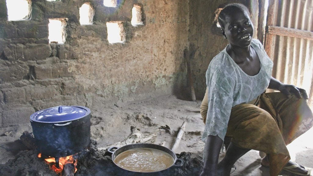 In Gambia is houtvuur een veelgebruikte manier om te koken. Het is een van de dingen die de Gambiaanse overheid in haar klimaatbeleid wil aanpakken.